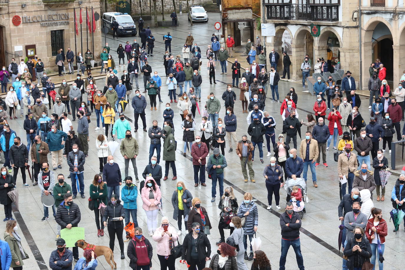 Miles de negocios en toda Asturias se han visto obligados a echar el cierre desde el pasado 4 de noviembre y mantendrán la persiana bajada al menos hasta el día 18. El objetivo es intentar frenar la segunda ola del coronavirus. Esta situación ha desembocado en manifestaciones de hosteleros y comerciantes distribuidas por todo el Principado y desarrolladas a lo largo de esta semana. Lugares como Gijón, Oviedo, Avilés, Mieres, Lugones, Valdés o Langreo han visto cómo sus hosteleros pedían que no se criminalice al sector, al tiempo que reclamaban ayudas compensatorias. 