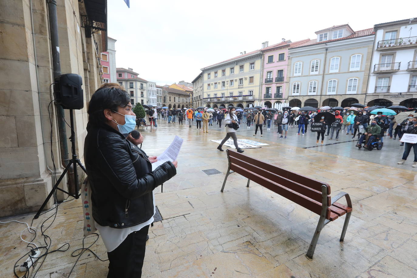 Miles de negocios en toda Asturias se han visto obligados a echar el cierre desde el pasado 4 de noviembre y mantendrán la persiana bajada al menos hasta el día 18. El objetivo es intentar frenar la segunda ola del coronavirus. Esta situación ha desembocado en manifestaciones de hosteleros y comerciantes distribuidas por todo el Principado y desarrolladas a lo largo de esta semana. Lugares como Gijón, Oviedo, Avilés, Mieres, Lugones, Valdés o Langreo han visto cómo sus hosteleros pedían que no se criminalice al sector, al tiempo que reclamaban ayudas compensatorias. 