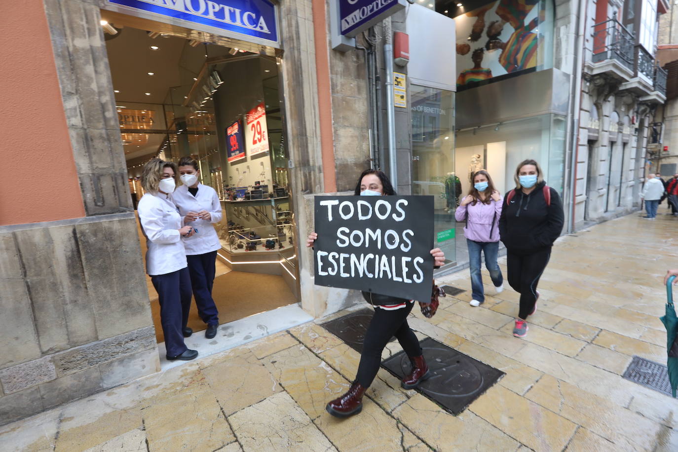 Miles de negocios en toda Asturias se han visto obligados a echar el cierre desde el pasado 4 de noviembre y mantendrán la persiana bajada al menos hasta el día 18. El objetivo es intentar frenar la segunda ola del coronavirus. Esta situación ha desembocado en manifestaciones de hosteleros y comerciantes distribuidas por todo el Principado y desarrolladas a lo largo de esta semana. Lugares como Gijón, Oviedo, Avilés, Mieres, Lugones, Valdés o Langreo han visto cómo sus hosteleros pedían que no se criminalice al sector, al tiempo que reclamaban ayudas compensatorias. 