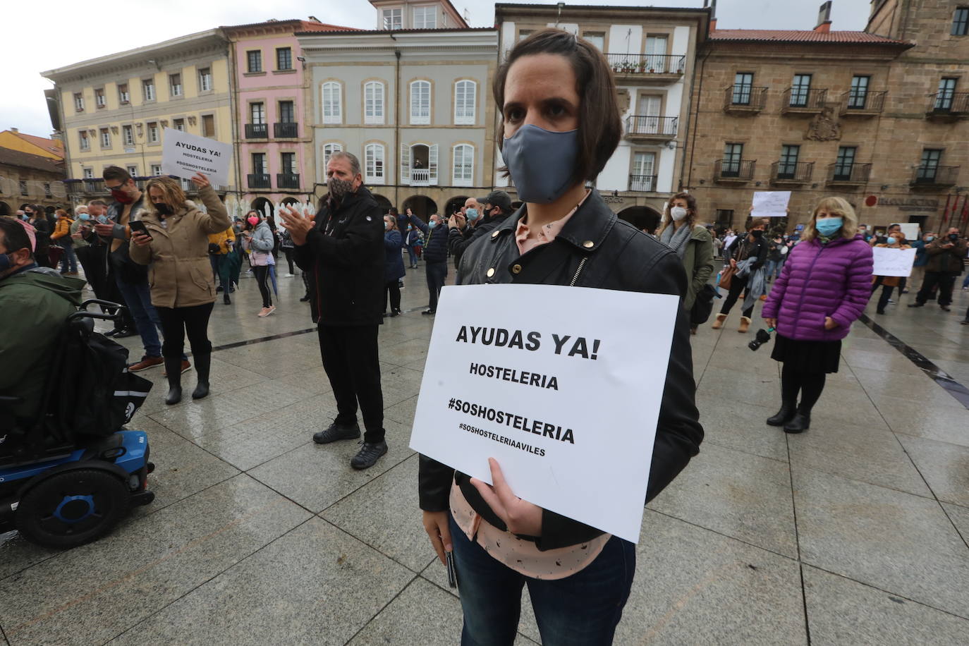 Miles de negocios en toda Asturias se han visto obligados a echar el cierre desde el pasado 4 de noviembre y mantendrán la persiana bajada al menos hasta el día 18. El objetivo es intentar frenar la segunda ola del coronavirus. Esta situación ha desembocado en manifestaciones de hosteleros y comerciantes distribuidas por todo el Principado y desarrolladas a lo largo de esta semana. Lugares como Gijón, Oviedo, Avilés, Mieres, Lugones, Valdés o Langreo han visto cómo sus hosteleros pedían que no se criminalice al sector, al tiempo que reclamaban ayudas compensatorias. 