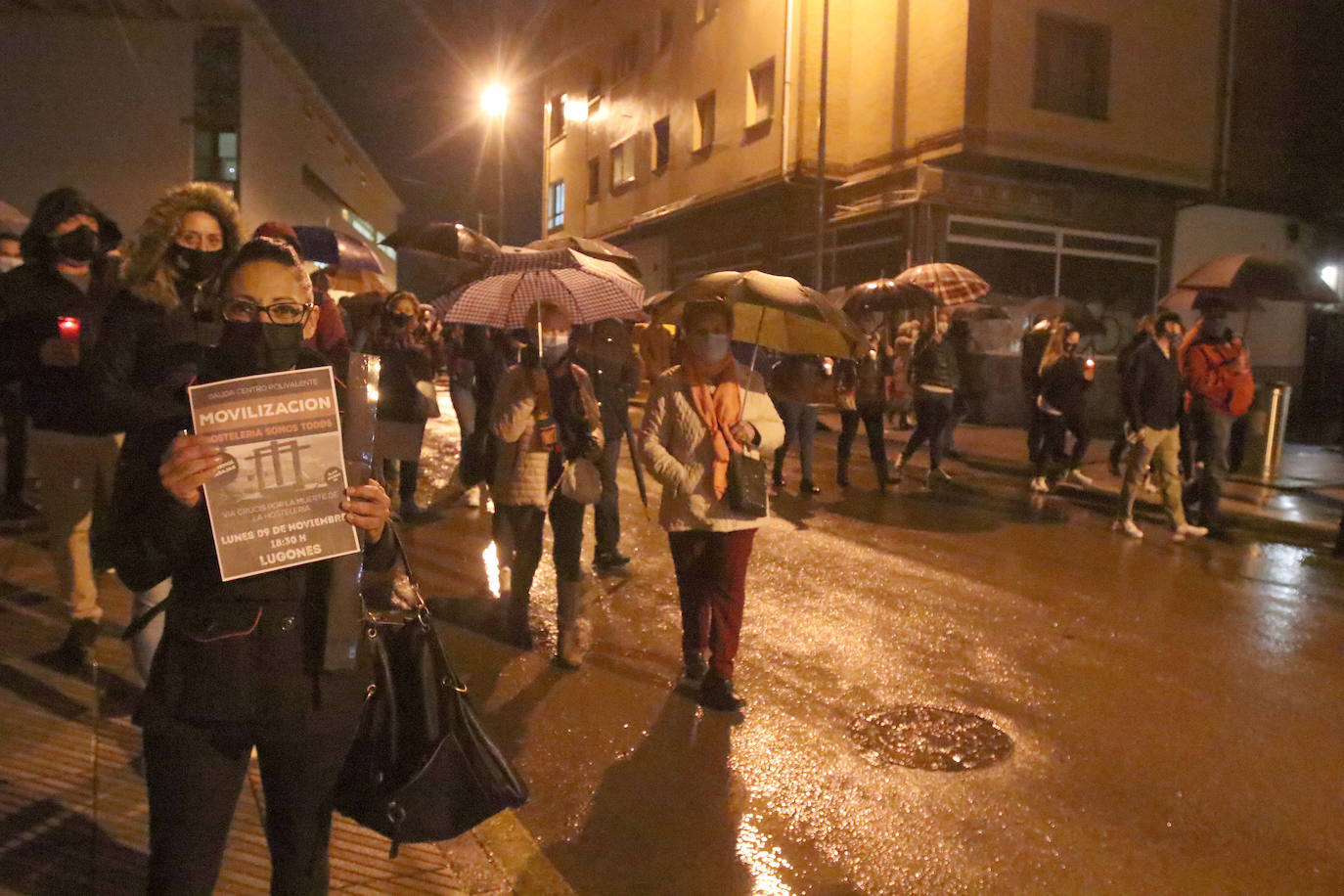 Miles de negocios en toda Asturias se han visto obligados a echar el cierre desde el pasado 4 de noviembre y mantendrán la persiana bajada al menos hasta el día 18. El objetivo es intentar frenar la segunda ola del coronavirus. Esta situación ha desembocado en manifestaciones de hosteleros y comerciantes distribuidas por todo el Principado y desarrolladas a lo largo de esta semana. Lugares como Gijón, Oviedo, Avilés, Mieres, Lugones, Valdés o Langreo han visto cómo sus hosteleros pedían que no se criminalice al sector, al tiempo que reclamaban ayudas compensatorias. 