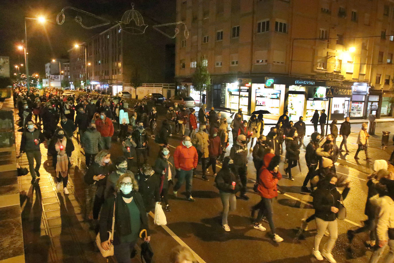 Miles de negocios en toda Asturias se han visto obligados a echar el cierre desde el pasado 4 de noviembre y mantendrán la persiana bajada al menos hasta el día 18. El objetivo es intentar frenar la segunda ola del coronavirus. Esta situación ha desembocado en manifestaciones de hosteleros y comerciantes distribuidas por todo el Principado y desarrolladas a lo largo de esta semana. Lugares como Gijón, Oviedo, Avilés, Mieres, Lugones, Valdés o Langreo han visto cómo sus hosteleros pedían que no se criminalice al sector, al tiempo que reclamaban ayudas compensatorias. 