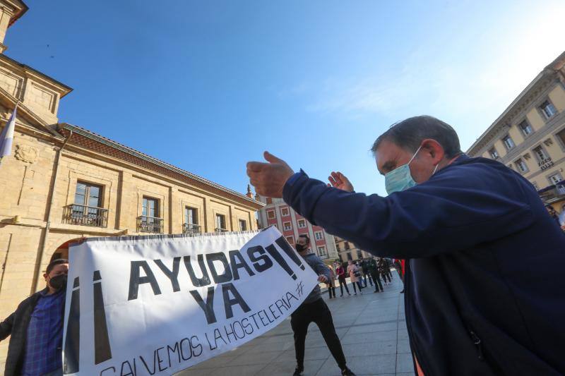 Miles de negocios en toda Asturias se han visto obligados a echar el cierre desde el pasado 4 de noviembre y mantendrán la persiana bajada al menos hasta el día 18. El objetivo es intentar frenar la segunda ola del coronavirus. Esta situación ha desembocado en manifestaciones de hosteleros y comerciantes distribuidas por todo el Principado y desarrolladas a lo largo de esta semana. Lugares como Gijón, Oviedo, Avilés, Mieres, Lugones, Valdés o Langreo han visto cómo sus hosteleros pedían que no se criminalice al sector, al tiempo que reclamaban ayudas compensatorias. 