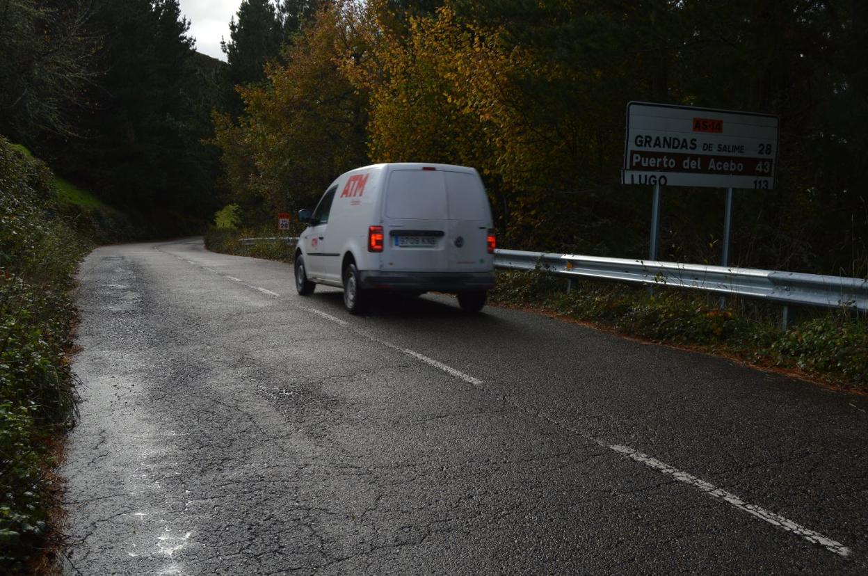 La AS-14, que comunica Puente del Infierno con Grandas de Salime, a su paso por Montefurao (Allande). 