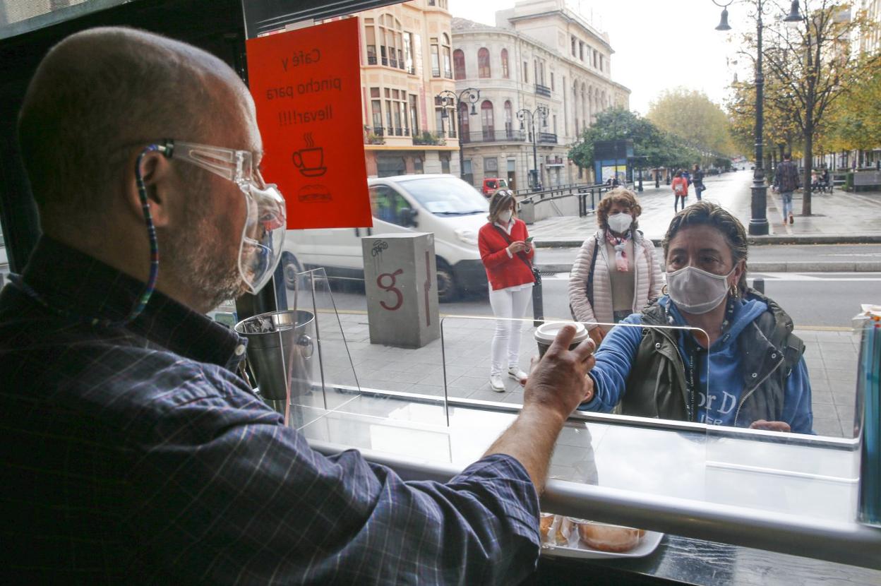 La cafetería Art Noir, en el paseo de Begoña, sigue ofreciendo pinchos y cafés para llevar. 