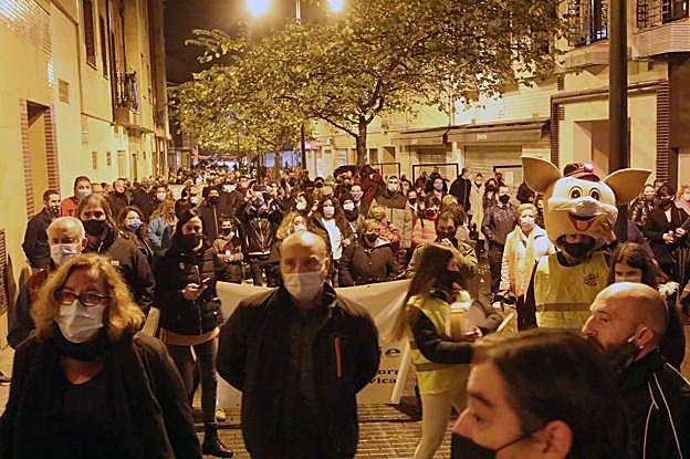 La 'procesión' para exigir ayudas, a su paso por una calle peatonal de Lugones.