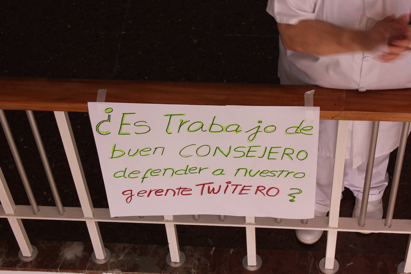 El personal sanitario del Hospital de Cabueñes volvió a protagonizar una nueva jornada de protestas ante una presión asistencia «terrorífica», además de denunciar la mala gestión de la gerencia.