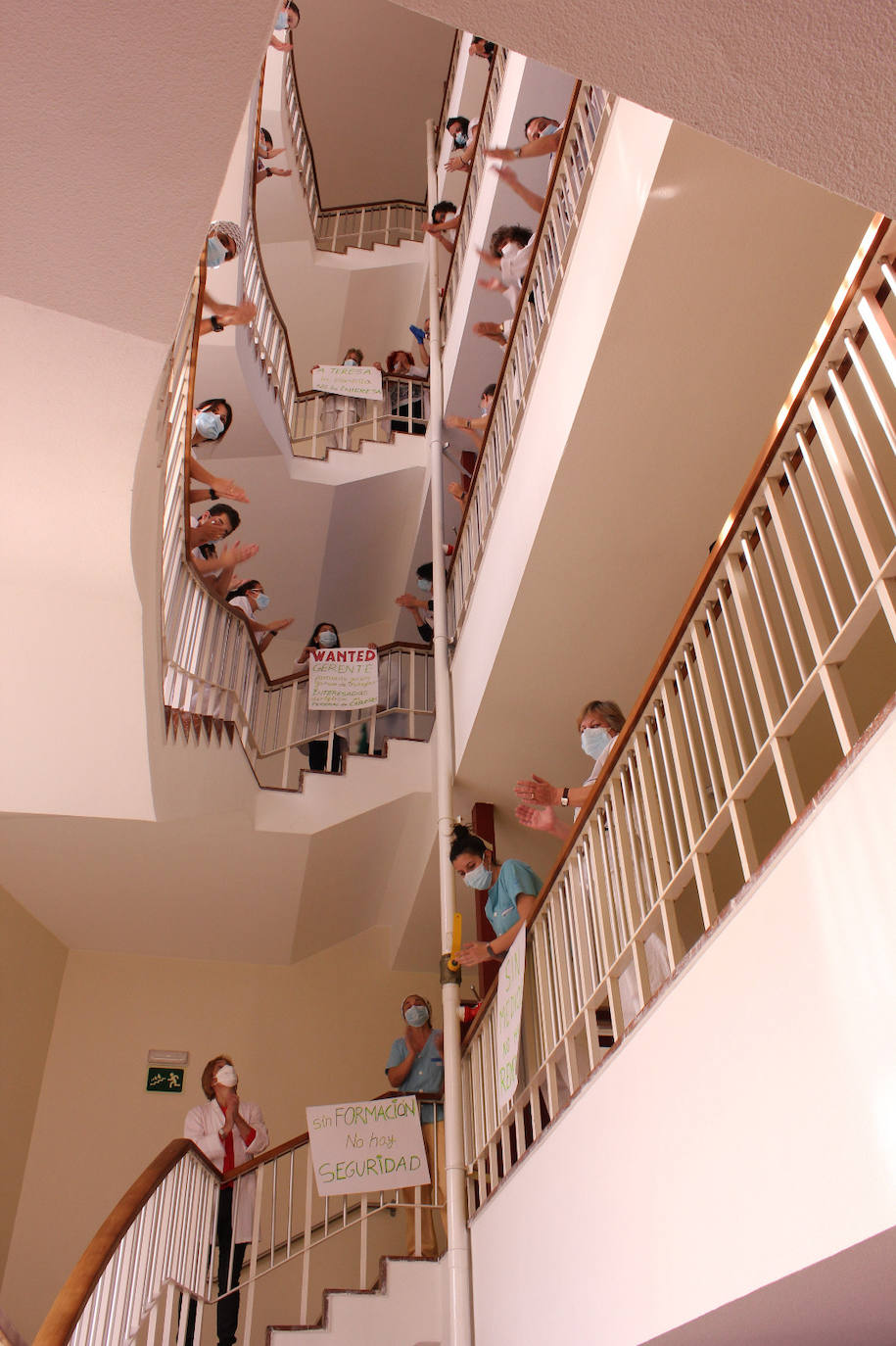 El personal sanitario del Hospital de Cabueñes volvió a protagonizar una nueva jornada de protestas ante una presión asistencia «terrorífica», además de denunciar la mala gestión de la gerencia.