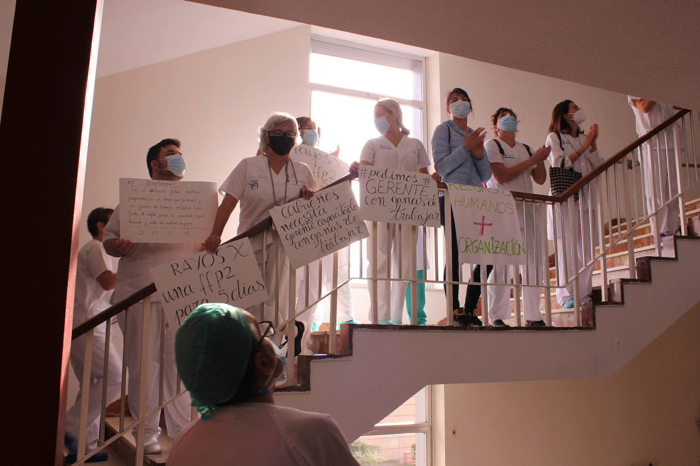 El personal sanitario del Hospital de Cabueñes volvió a protagonizar una nueva jornada de protestas ante una presión asistencia «terrorífica», además de denunciar la mala gestión de la gerencia.