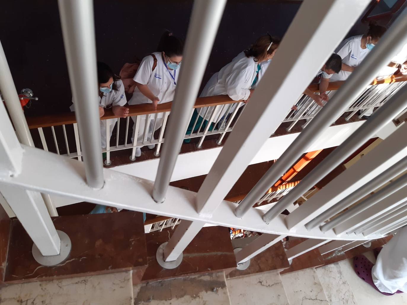 El personal sanitario del Hospital de Cabueñes volvió a protagonizar una nueva jornada de protestas ante una presión asistencia «terrorífica», además de denunciar la mala gestión de la gerencia.