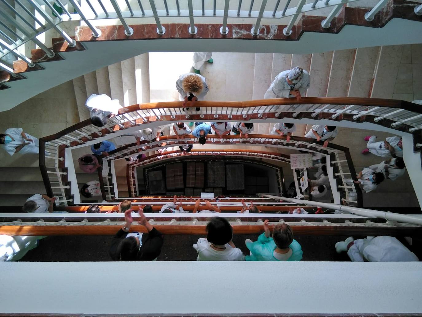 El personal sanitario del Hospital de Cabueñes volvió a protagonizar una nueva jornada de protestas ante una presión asistencia «terrorífica», además de denunciar la mala gestión de la gerencia.