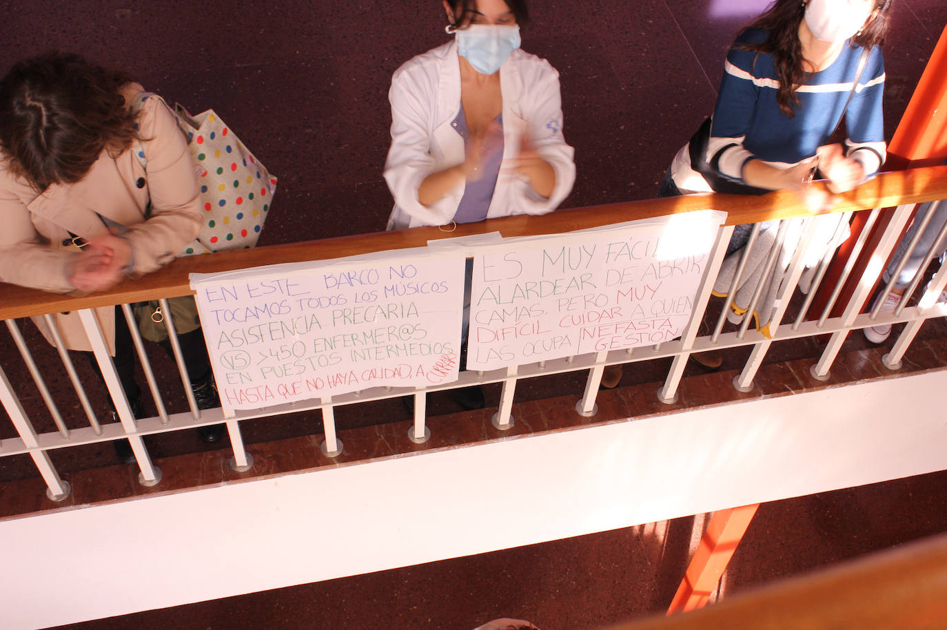 El personal sanitario del Hospital de Cabueñes volvió a protagonizar una nueva jornada de protestas ante una presión asistencia «terrorífica», además de denunciar la mala gestión de la gerencia.