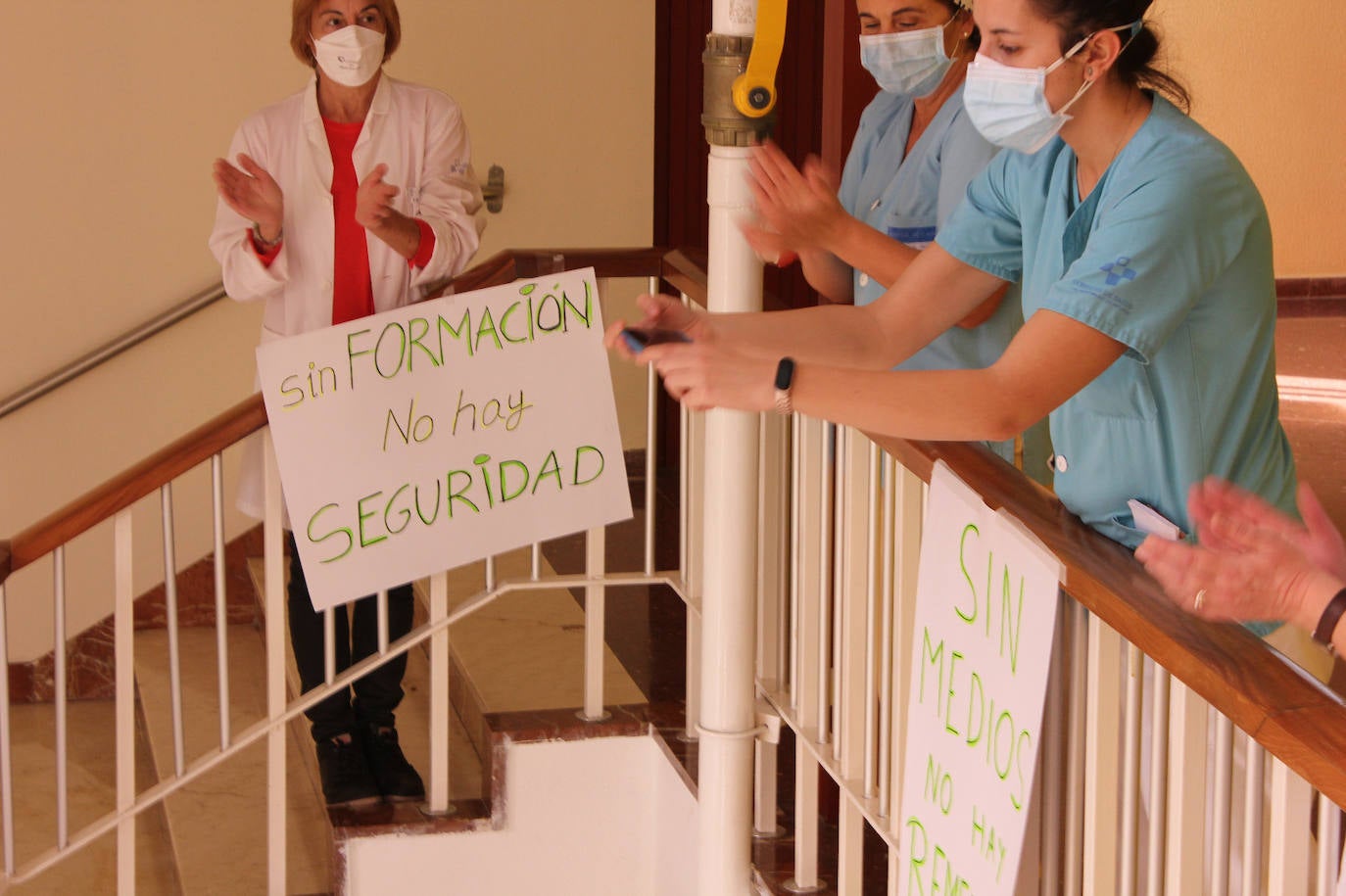 El personal sanitario del Hospital de Cabueñes volvió a protagonizar una nueva jornada de protestas ante una presión asistencia «terrorífica», además de denunciar la mala gestión de la gerencia.
