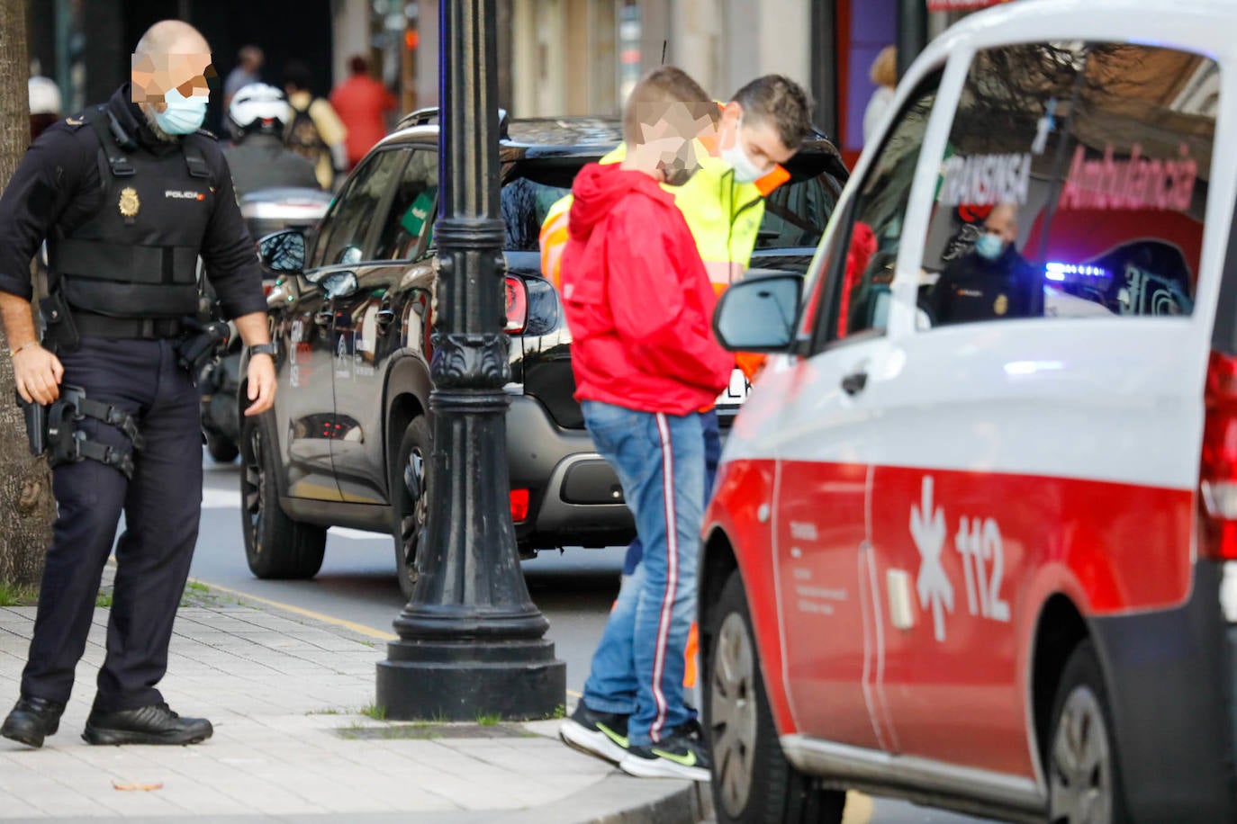 Fotos: Herido un menor en el choque entre una moto y un coche en Gijón