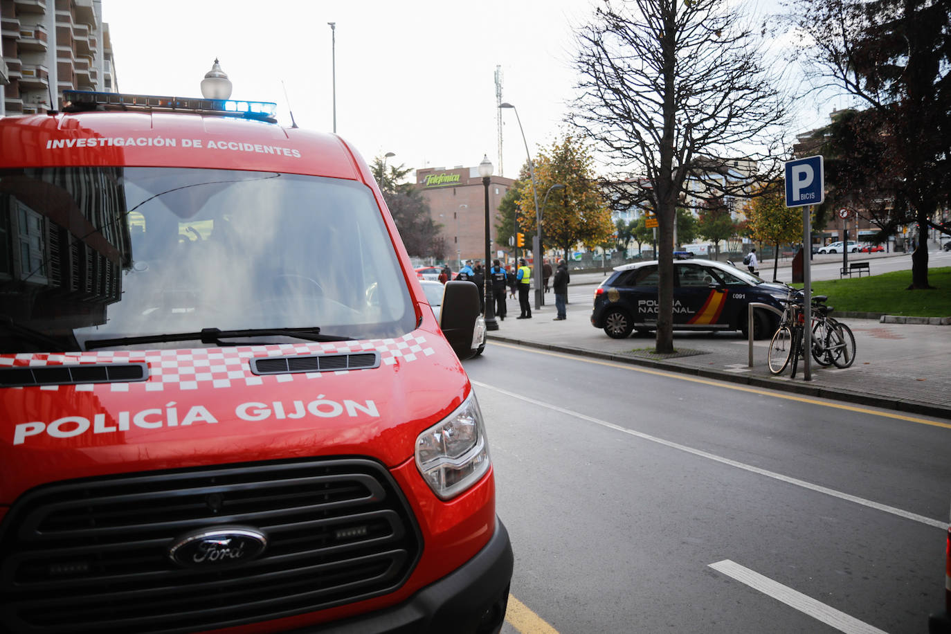 Fotos: Herido un menor en el choque entre una moto y un coche en Gijón