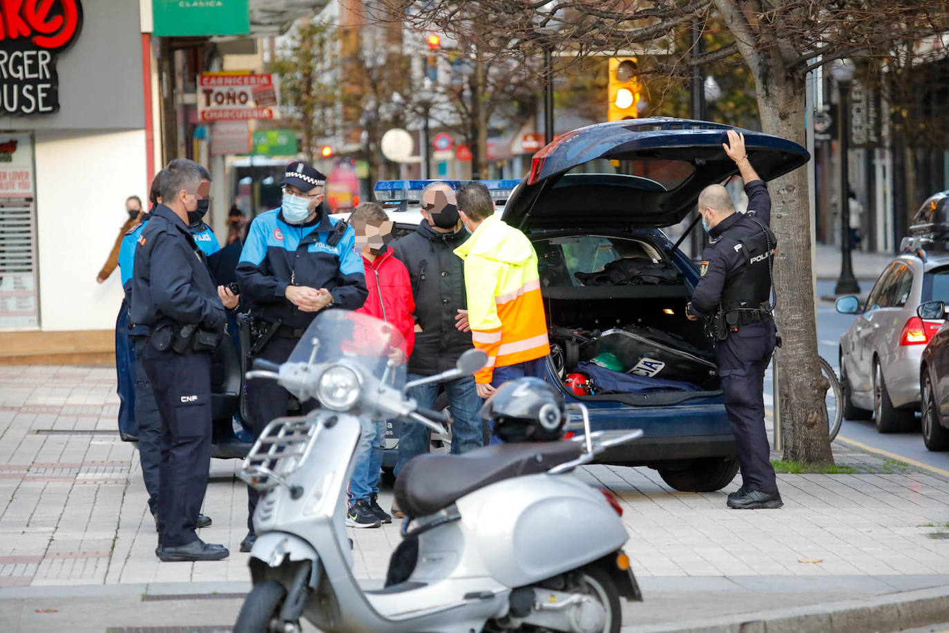 Fotos: Herido un menor en el choque entre una moto y un coche en Gijón