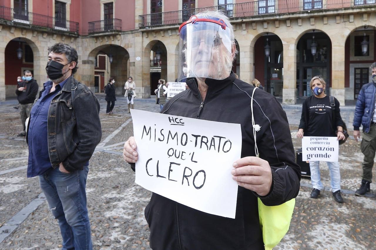 El sector hostelero ha vuelto a salir a la calle cuando se cumple una semana del cierre de los negocios no esenciales decretado por el Gobierno del Principado con el objetivo de frenar la segunda ola del coronavirus en Asturias. A la protesta también se han sumado comerciantes y las orquestas de Asturias para reclamar ayudas para su sector, que se ha visto afectado por las medidas decretadas desde el inicio de la pandemia. 