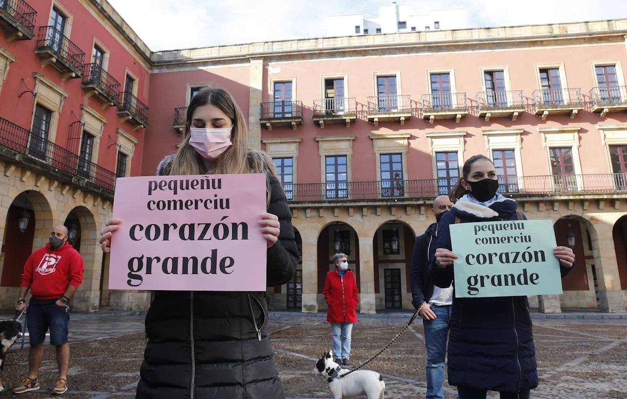 El sector hostelero ha vuelto a salir a la calle cuando se cumple una semana del cierre de los negocios no esenciales decretado por el Gobierno del Principado con el objetivo de frenar la segunda ola del coronavirus en Asturias. A la protesta también se han sumado comerciantes y las orquestas de Asturias para reclamar ayudas para su sector, que se ha visto afectado por las medidas decretadas desde el inicio de la pandemia. 