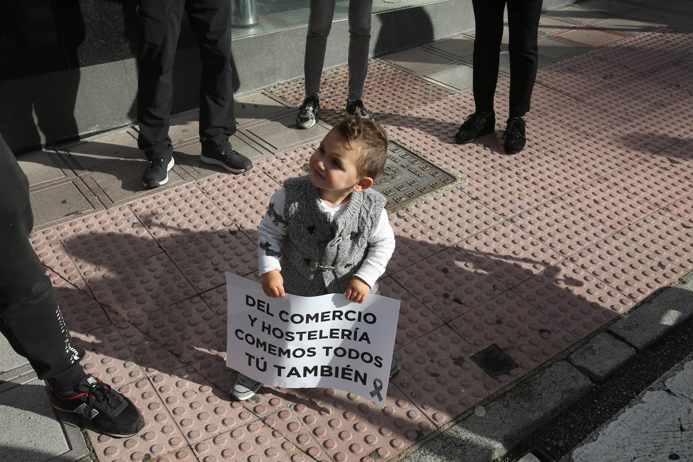 El sector hostelero ha vuelto a salir a la calle cuando se cumple una semana del cierre de los negocios no esenciales decretado por el Gobierno del Principado con el objetivo de frenar la segunda ola del coronavirus en Asturias. A la protesta también se han sumado comerciantes y las orquestas de Asturias para reclamar ayudas para su sector, que se ha visto afectado por las medidas decretadas desde el inicio de la pandemia. 