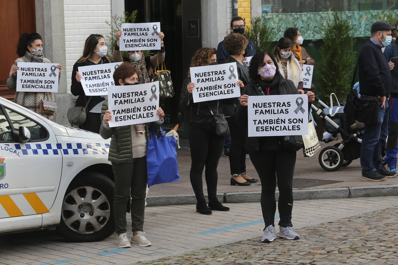 El sector hostelero ha vuelto a salir a la calle cuando se cumple una semana del cierre de los negocios no esenciales decretado por el Gobierno del Principado con el objetivo de frenar la segunda ola del coronavirus en Asturias. A la protesta también se han sumado comerciantes y las orquestas de Asturias para reclamar ayudas para su sector, que se ha visto afectado por las medidas decretadas desde el inicio de la pandemia. 