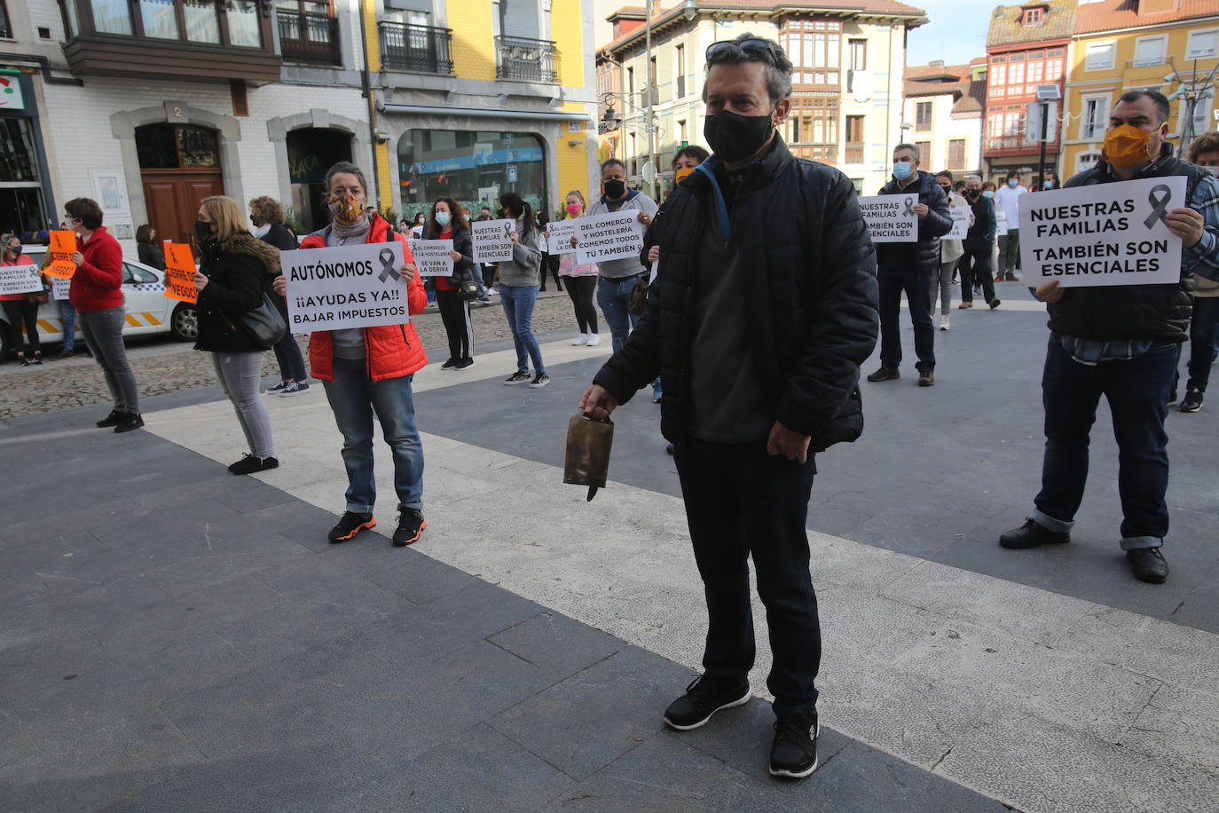 El sector hostelero ha vuelto a salir a la calle cuando se cumple una semana del cierre de los negocios no esenciales decretado por el Gobierno del Principado con el objetivo de frenar la segunda ola del coronavirus en Asturias. A la protesta también se han sumado comerciantes y las orquestas de Asturias para reclamar ayudas para su sector, que se ha visto afectado por las medidas decretadas desde el inicio de la pandemia. 