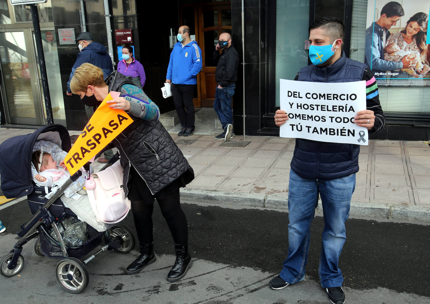 El sector hostelero ha vuelto a salir a la calle cuando se cumple una semana del cierre de los negocios no esenciales decretado por el Gobierno del Principado con el objetivo de frenar la segunda ola del coronavirus en Asturias. A la protesta también se han sumado comerciantes y las orquestas de Asturias para reclamar ayudas para su sector, que se ha visto afectado por las medidas decretadas desde el inicio de la pandemia. 