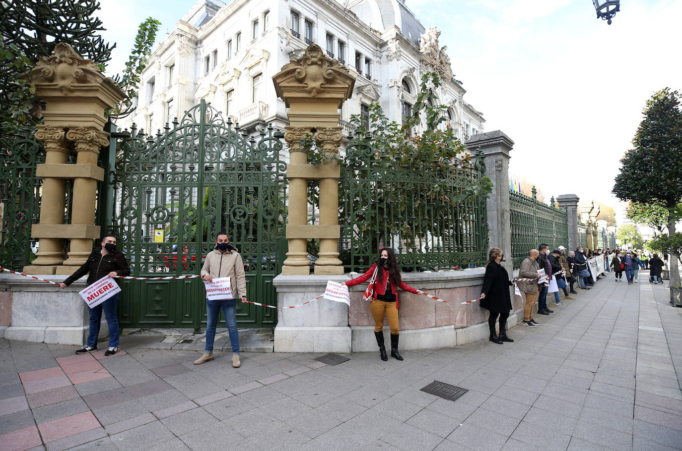 El sector hostelero ha vuelto a salir a la calle cuando se cumple una semana del cierre de los negocios no esenciales decretado por el Gobierno del Principado con el objetivo de frenar la segunda ola del coronavirus en Asturias. A la protesta también se han sumado comerciantes y las orquestas de Asturias para reclamar ayudas para su sector, que se ha visto afectado por las medidas decretadas desde el inicio de la pandemia. 