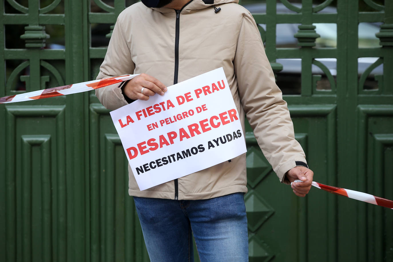 El sector hostelero ha vuelto a salir a la calle cuando se cumple una semana del cierre de los negocios no esenciales decretado por el Gobierno del Principado con el objetivo de frenar la segunda ola del coronavirus en Asturias. A la protesta también se han sumado comerciantes y las orquestas de Asturias para reclamar ayudas para su sector, que se ha visto afectado por las medidas decretadas desde el inicio de la pandemia. 