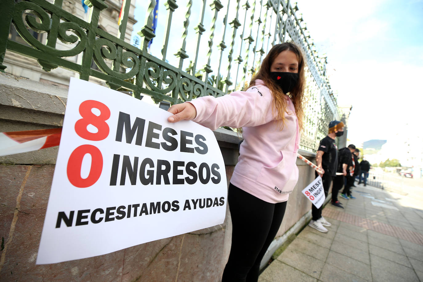 El sector hostelero ha vuelto a salir a la calle cuando se cumple una semana del cierre de los negocios no esenciales decretado por el Gobierno del Principado con el objetivo de frenar la segunda ola del coronavirus en Asturias. A la protesta también se han sumado comerciantes y las orquestas de Asturias para reclamar ayudas para su sector, que se ha visto afectado por las medidas decretadas desde el inicio de la pandemia. 