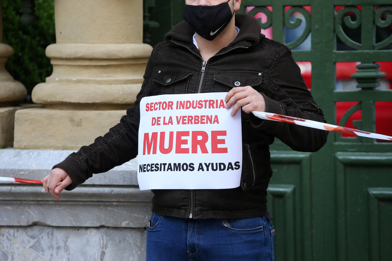 El sector hostelero ha vuelto a salir a la calle cuando se cumple una semana del cierre de los negocios no esenciales decretado por el Gobierno del Principado con el objetivo de frenar la segunda ola del coronavirus en Asturias. A la protesta también se han sumado comerciantes y las orquestas de Asturias para reclamar ayudas para su sector, que se ha visto afectado por las medidas decretadas desde el inicio de la pandemia. 