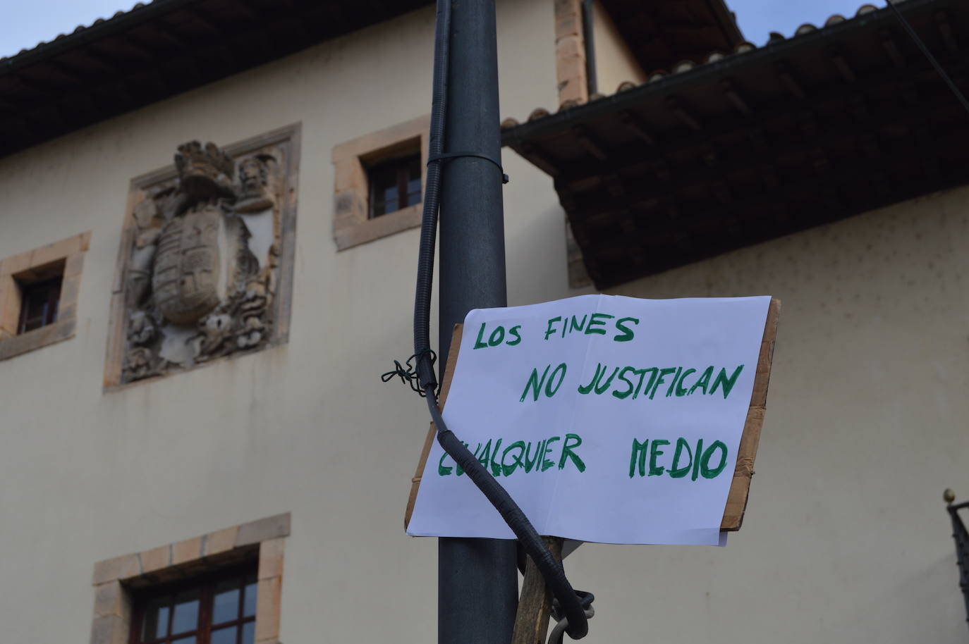 El sector hostelero ha vuelto a salir a la calle cuando se cumple una semana del cierre de los negocios no esenciales decretado por el Gobierno del Principado con el objetivo de frenar la segunda ola del coronavirus en Asturias. A la protesta también se han sumado comerciantes y las orquestas de Asturias para reclamar ayudas para su sector, que se ha visto afectado por las medidas decretadas desde el inicio de la pandemia. 