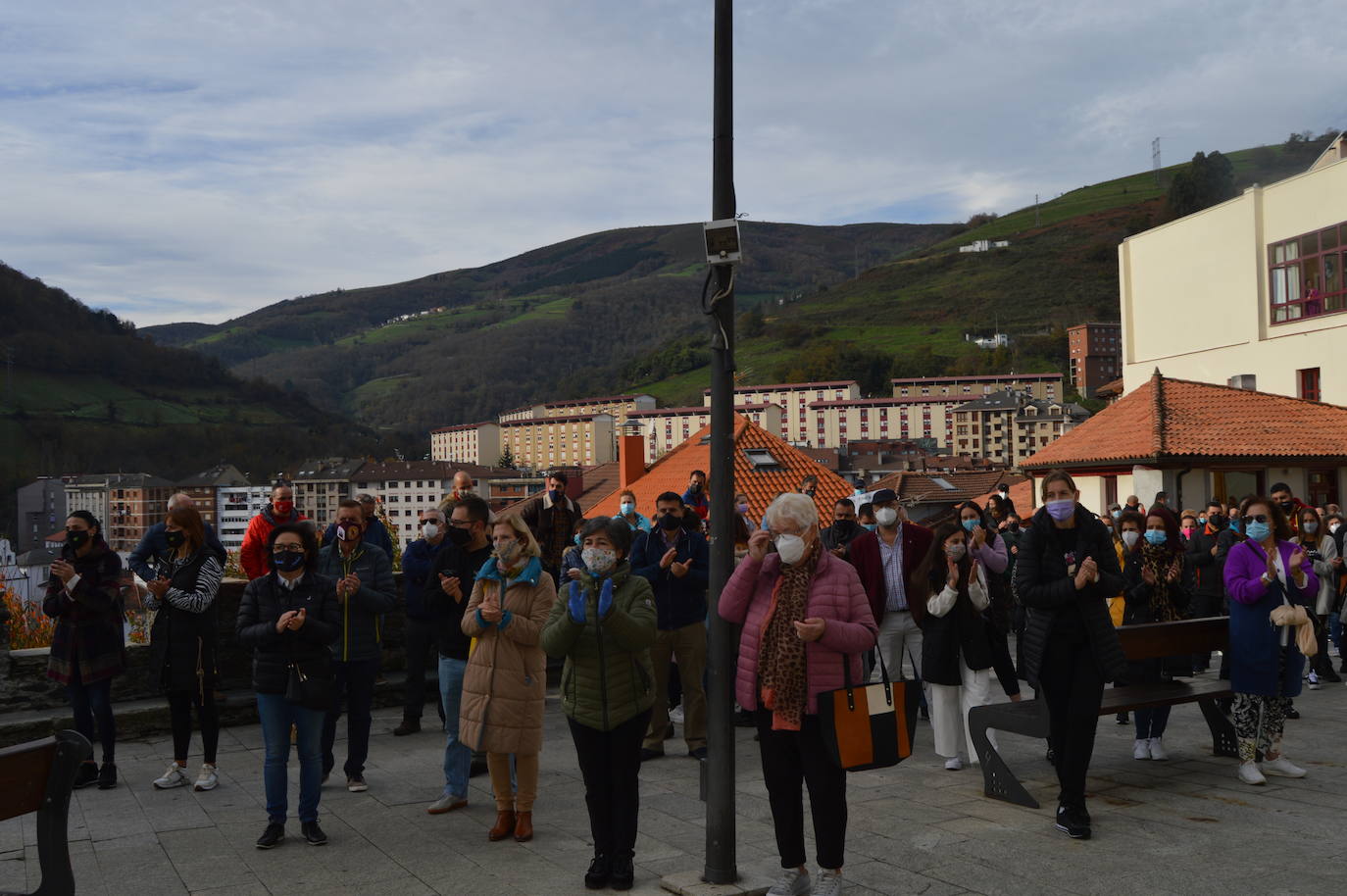 El sector hostelero ha vuelto a salir a la calle cuando se cumple una semana del cierre de los negocios no esenciales decretado por el Gobierno del Principado con el objetivo de frenar la segunda ola del coronavirus en Asturias. A la protesta también se han sumado comerciantes y las orquestas de Asturias para reclamar ayudas para su sector, que se ha visto afectado por las medidas decretadas desde el inicio de la pandemia. 