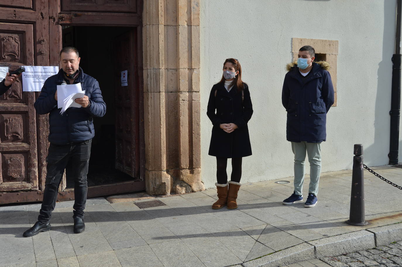 El sector hostelero ha vuelto a salir a la calle cuando se cumple una semana del cierre de los negocios no esenciales decretado por el Gobierno del Principado con el objetivo de frenar la segunda ola del coronavirus en Asturias. A la protesta también se han sumado comerciantes y las orquestas de Asturias para reclamar ayudas para su sector, que se ha visto afectado por las medidas decretadas desde el inicio de la pandemia. 