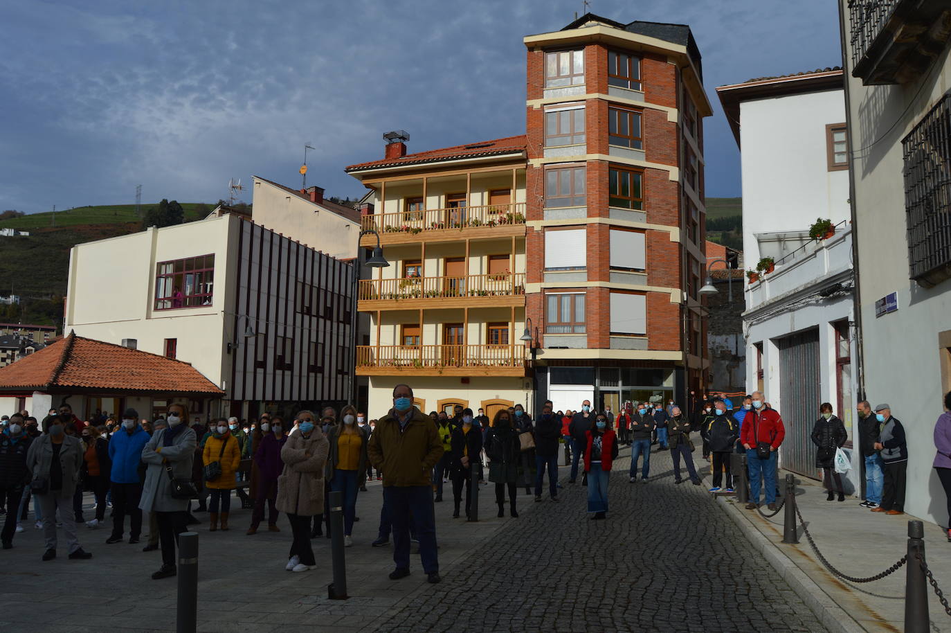 El sector hostelero ha vuelto a salir a la calle cuando se cumple una semana del cierre de los negocios no esenciales decretado por el Gobierno del Principado con el objetivo de frenar la segunda ola del coronavirus en Asturias. A la protesta también se han sumado comerciantes y las orquestas de Asturias para reclamar ayudas para su sector, que se ha visto afectado por las medidas decretadas desde el inicio de la pandemia. 