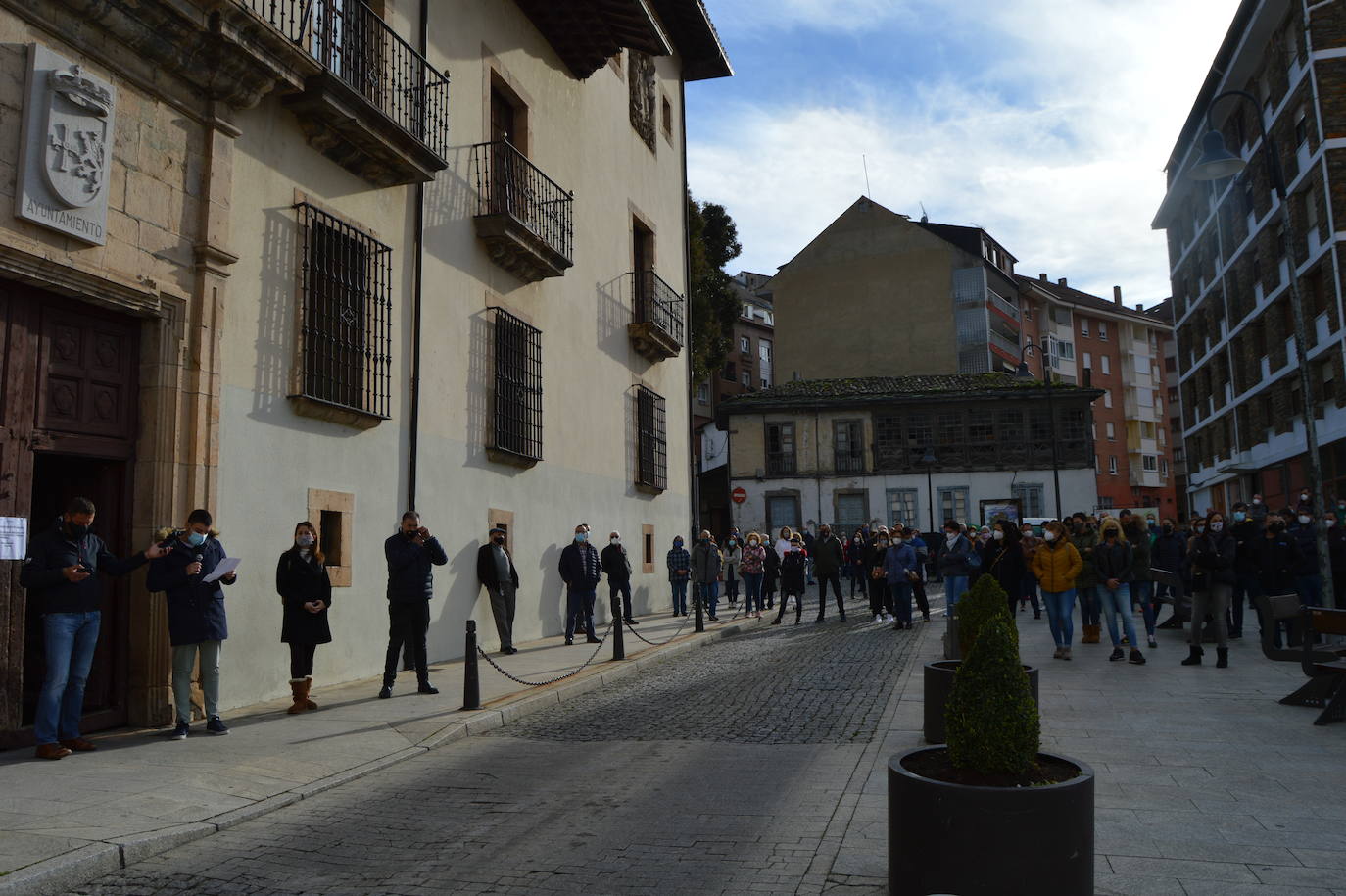 El sector hostelero ha vuelto a salir a la calle cuando se cumple una semana del cierre de los negocios no esenciales decretado por el Gobierno del Principado con el objetivo de frenar la segunda ola del coronavirus en Asturias. A la protesta también se han sumado comerciantes y las orquestas de Asturias para reclamar ayudas para su sector, que se ha visto afectado por las medidas decretadas desde el inicio de la pandemia. 