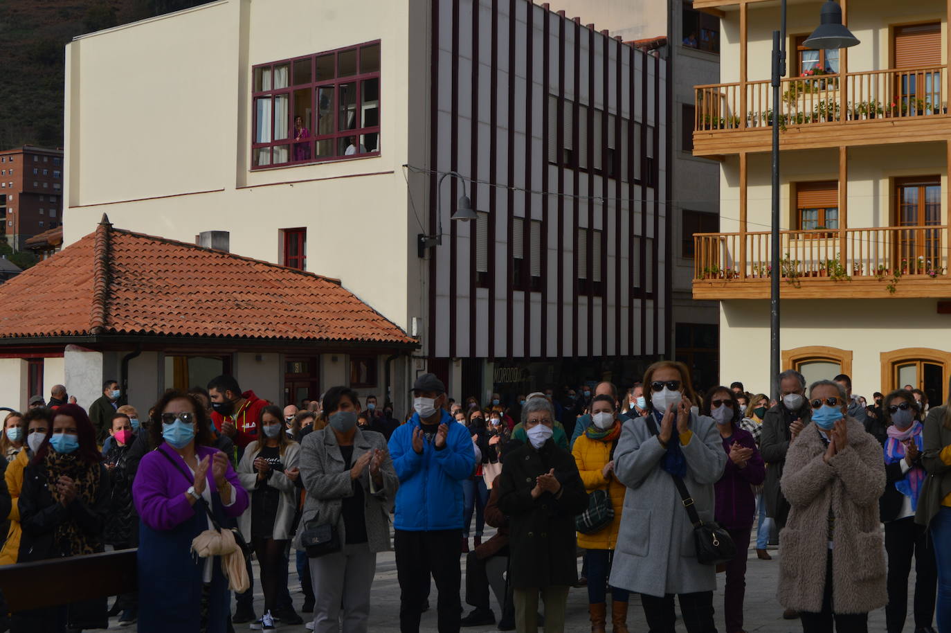 El sector hostelero ha vuelto a salir a la calle cuando se cumple una semana del cierre de los negocios no esenciales decretado por el Gobierno del Principado con el objetivo de frenar la segunda ola del coronavirus en Asturias. A la protesta también se han sumado comerciantes y las orquestas de Asturias para reclamar ayudas para su sector, que se ha visto afectado por las medidas decretadas desde el inicio de la pandemia. 