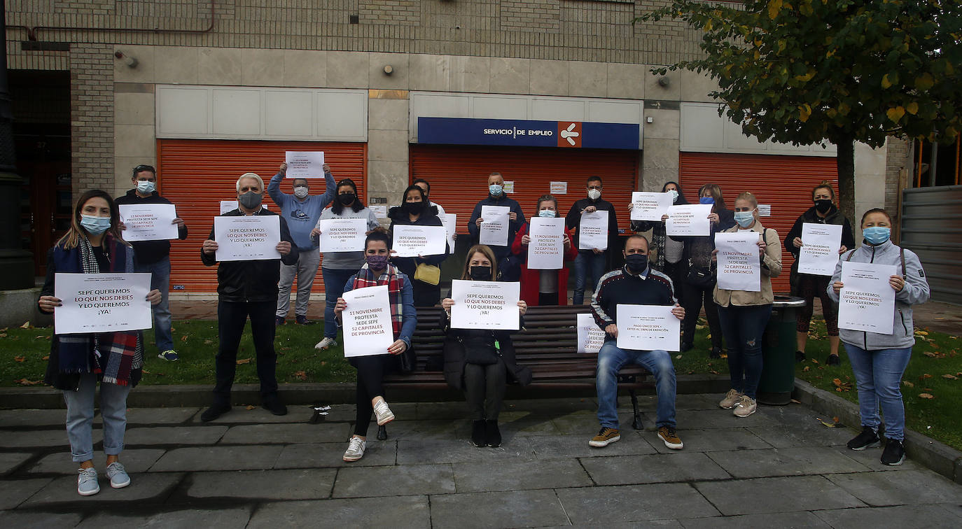 El sector hostelero ha vuelto a salir a la calle cuando se cumple una semana del cierre de los negocios no esenciales decretado por el Gobierno del Principado con el objetivo de frenar la segunda ola del coronavirus en Asturias. A la protesta también se han sumado comerciantes y las orquestas de Asturias para reclamar ayudas para su sector, que se ha visto afectado por las medidas decretadas desde el inicio de la pandemia. 