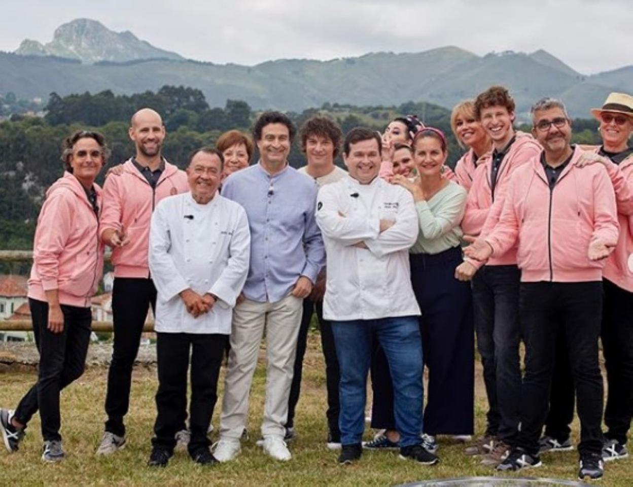 Los jueces y concursantes de 'MasterChef', con Pedro y Marcos Morán.