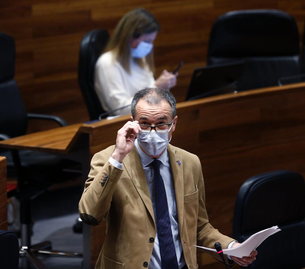 El consejero de Salud, Pablo Fernández, durante el pleno celebrado en la Junta. 