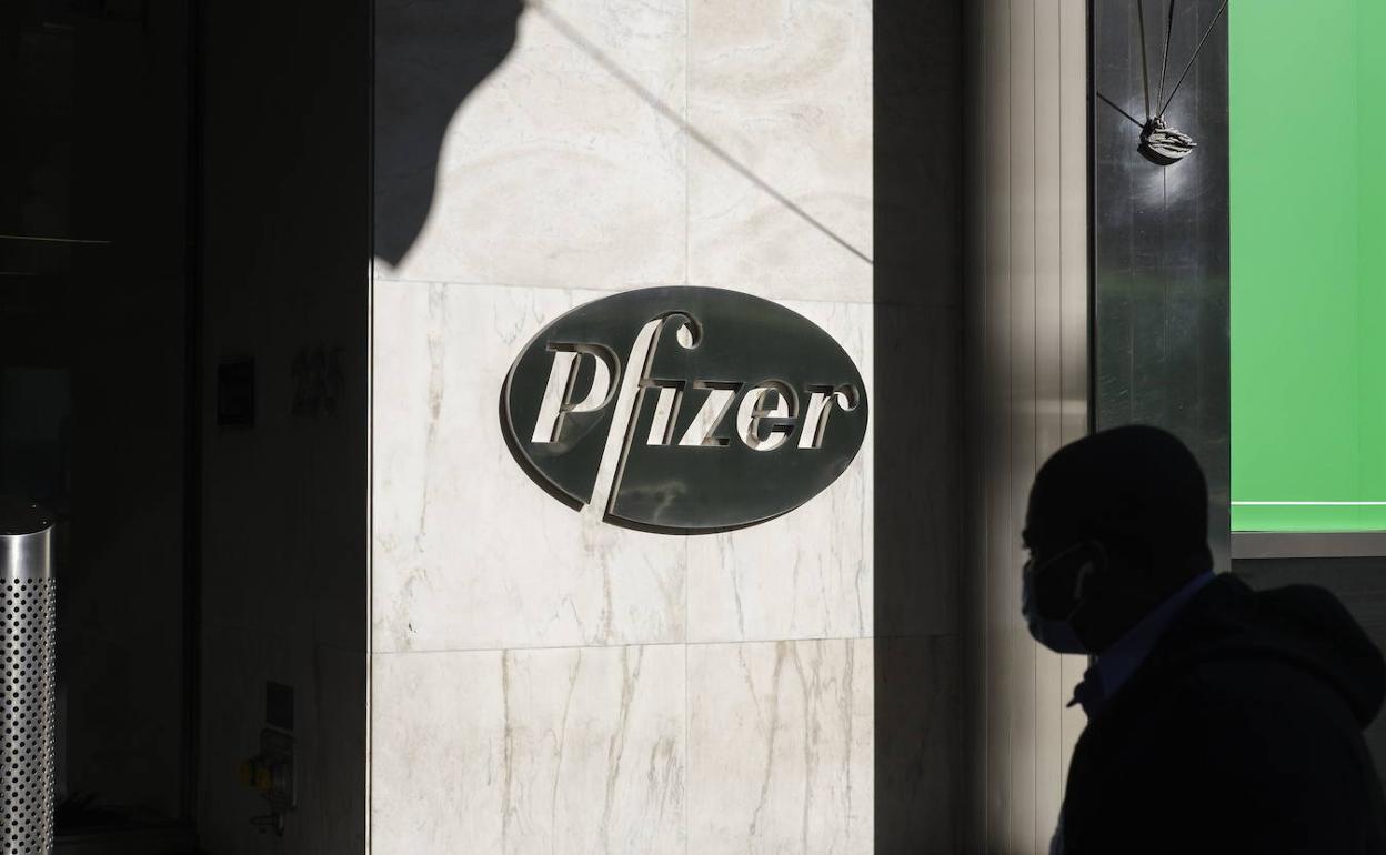 El CEO de Pfizer vendió el 62% de sus acciones el día que anunciaron los avances de la vacuna