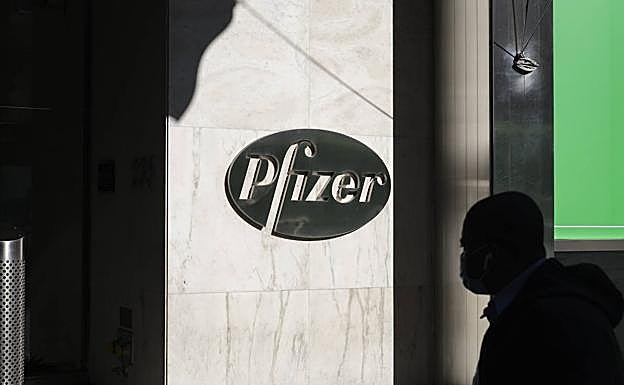 El CEO de Pfizer vendió el 62% de sus acciones el día que anunciaron los avances de la vacuna 