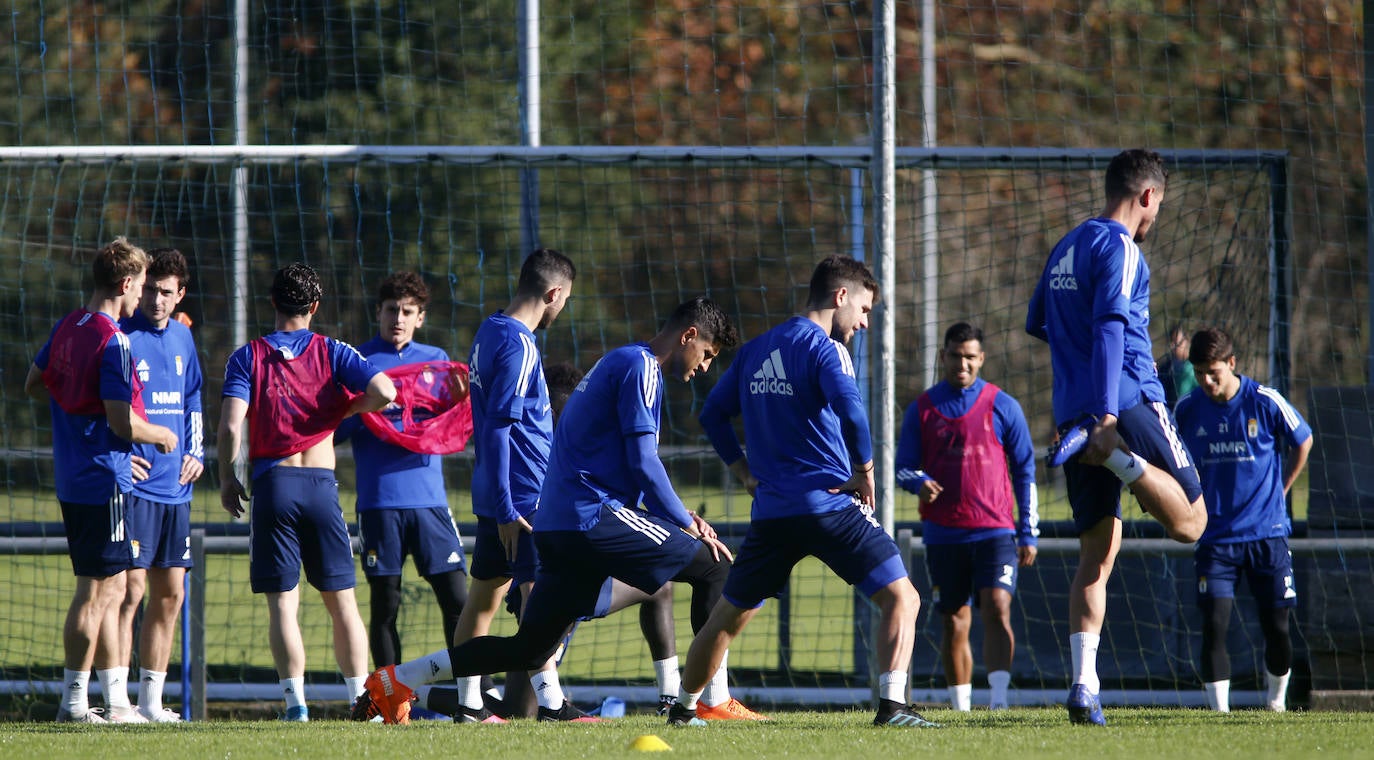 Los jugadores del Real Oviedo entrenando en la jornada previa al partido contra el Zaragoza