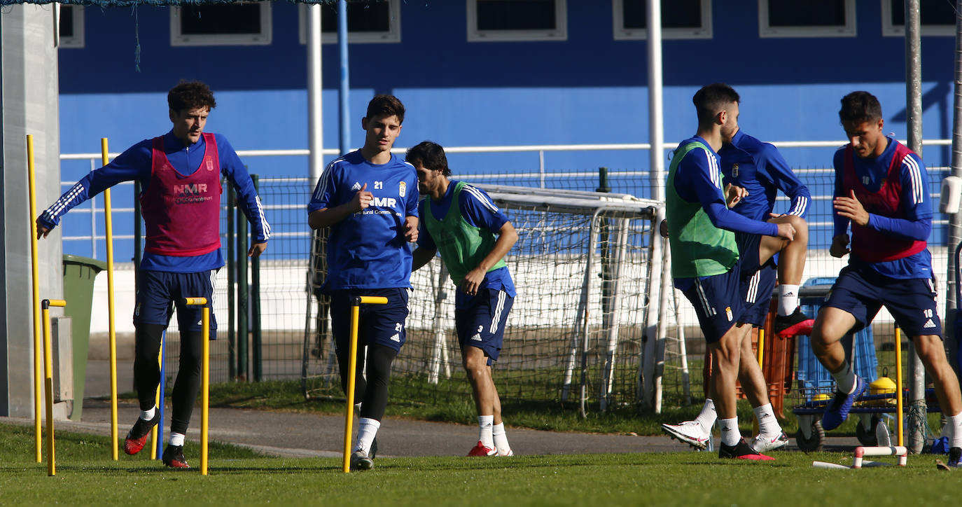 Los jugadores del Real Oviedo entrenando en la jornada previa al partido contra el Zaragoza