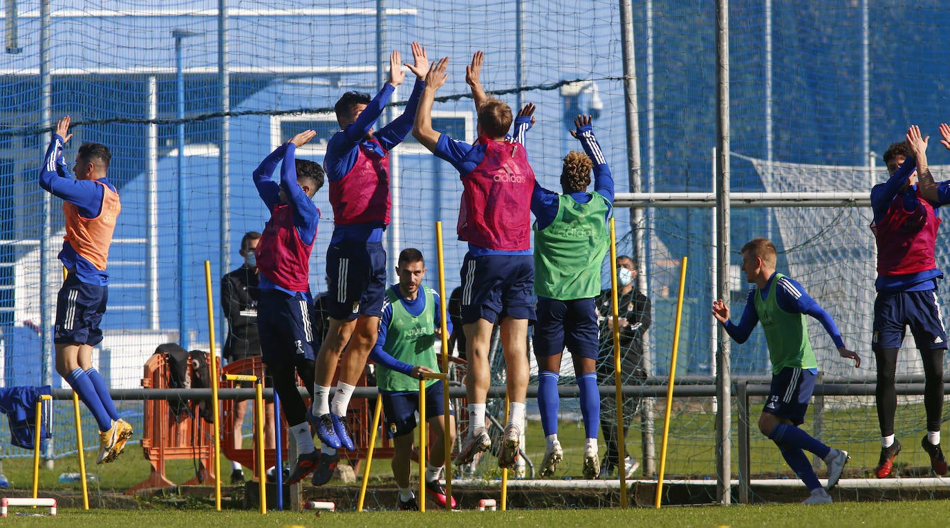 Los jugadores del Real Oviedo entrenando en la jornada previa al partido contra el Zaragoza
