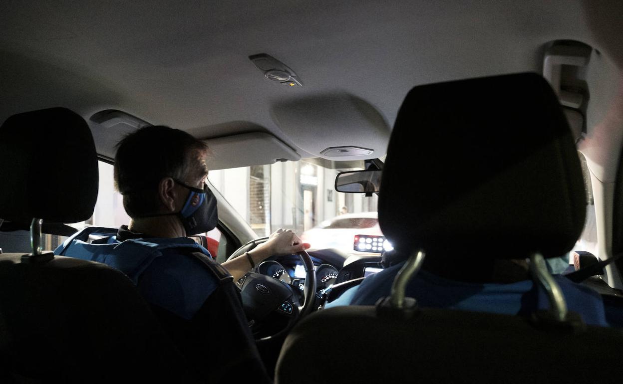 La Policía detiene a un hombre que arrojó un jarrón contra su pareja y amenazó con quemar todas sus pertenencias