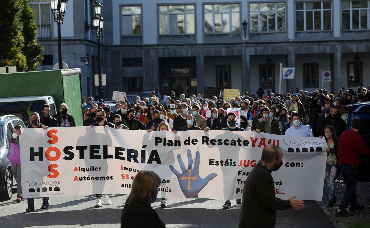 Hosteleros y comerciantes, durante una manifestación celebrada este jueves por los cierres en la región 