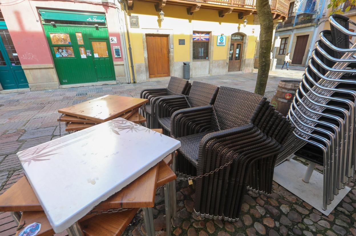 Una terraza hotelera en la calle del Sol, recogida por el cierre del sector. 