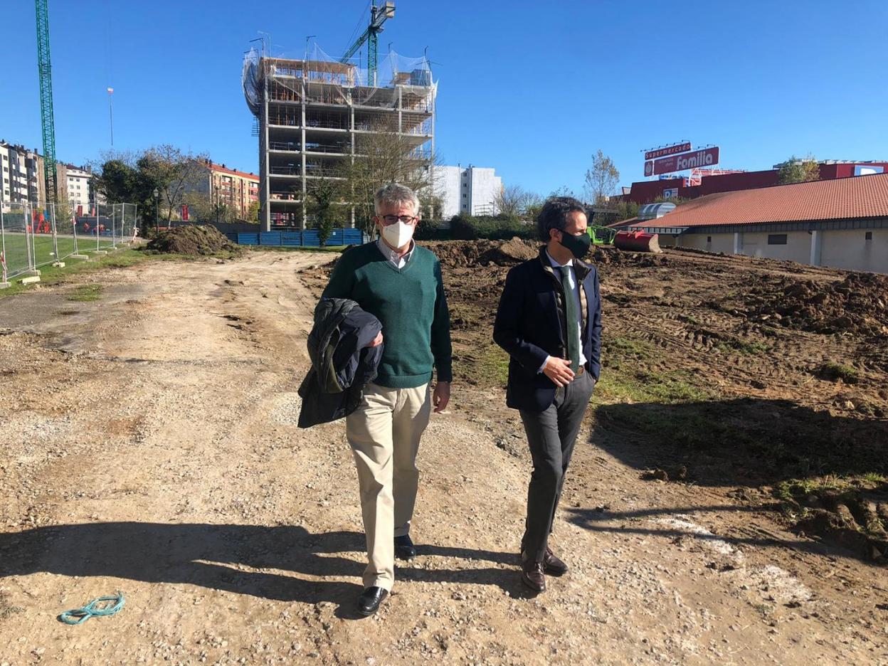 Ignacio Ruiz Latierro e Ignacio Cuesta durante la visita ayer. 