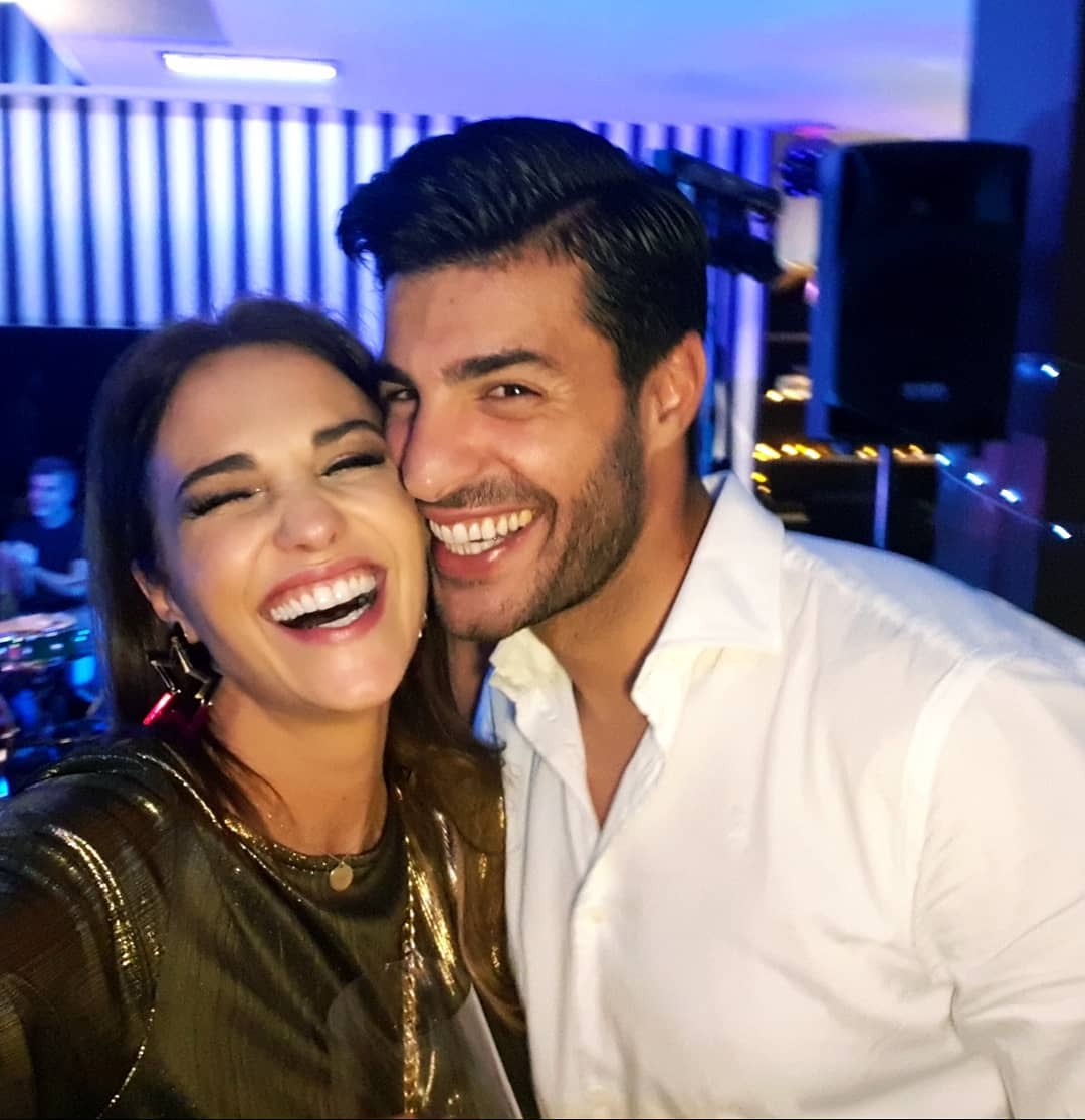 La pareja posa divertida y enamorada. 