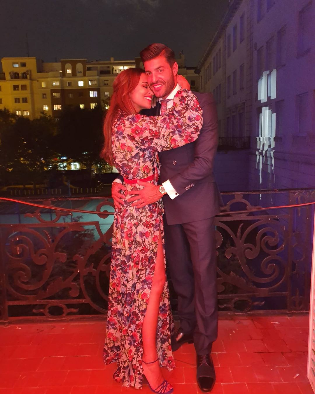 Paula abraza romántica a Miguel. 